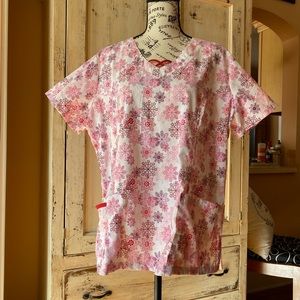 SEASONAL Red & White SNOWFLAKES Women’s UA ButterSoft Size LARGE Scrub Top ❄️